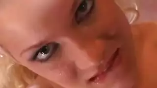أم شقراء تستخدم قضيبًا اصطناعيًا للوصول للنشوة