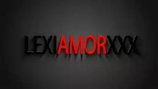 تعبير ليكسي الفرح قبل ممارسة جنس ثلاثي صعب