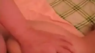 شاب يمارس الجنس مع فتاة آسيوية بشعر وردي بخشونة