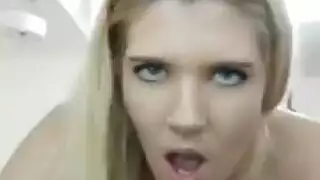 شقراء تتعرض لوضعية الكلب