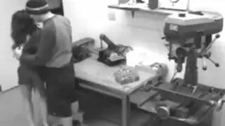 حركة ورشة إكس إكس إكس: ميكانيكي ينيك زبونة على غطاء السيارة