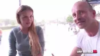 شقراء يتم ممارسة الجنس معها بقوة في العلن وتحب القذف داخلها