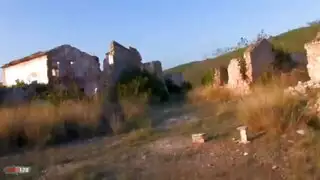 عاهرة جشعة تمارس الجنس وتمص القضيب من أجل المال