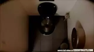 تصوير عاهات ساخنة وهن يُضربن فرجهن بقوة في الحمام