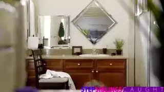 أخت شقراء تُقذف داخلياً في إباحية مراهقة أشقاء شديدة