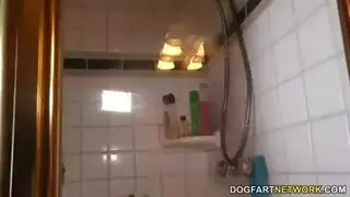 شقراء جميلة تُغمر بأزبار سوداء كبيرة في مشهد إباحي مكثف