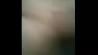 زوجة خائنة تعصر ثدييها وتنك بقوة في فتحتها الضيقة من قبل عشيقها