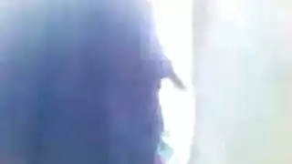 عربية ممتلئة الجسم تبرز أثداءها الضخمة قبل مشهد إباحي عنيف