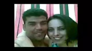 عراقية شابة تئن بصوت عالٍ أثناء وضعية الكلب