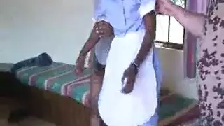 خادمة غريبة تأخذ عدة أفراد سياحيين
