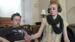 مراهقة تُسعد قضيب أخيها النابض