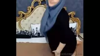 مراهقة محجبة تتعرى وتضاجع على الكام المباشر
