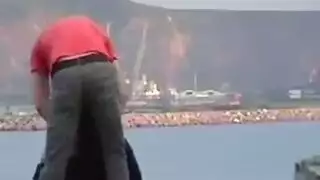إباحية خارجية: تركب زبه بجانب الماء