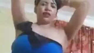 رقصة فتاة مثارة قذرة تؤدي إلى جنس خشن