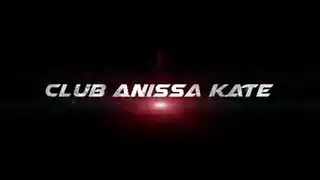 قضيب أسود كبير يضاجع بشدة فرس أبيض مثار