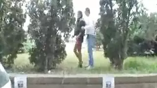 إباحية خارجية: يركن السيارة وينيك صديقته المشتهية