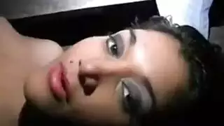علاقة جنسية جماعية في دبي: فتاة محلية سكرانة تأخذ كل الأعضاء الذكرية
