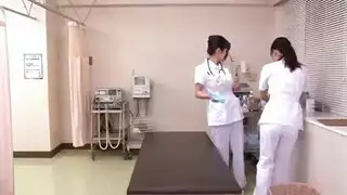خيال مستشفى إكس إكس إكس: ممرضات آسيويات يمارسن الجنس مع قضيب المريض الصلب