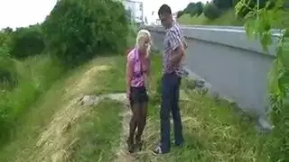 إكس إكس إكس علني: شقراء تأخذ جنس حلق عنيف على الرصيف