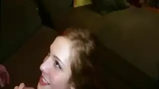 عاهرة الحلق مهووسة بالجنس الفموي الضخم