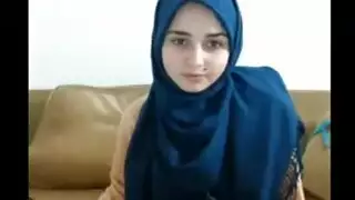 ثعلبة محجبة: فتاة روسية تخلع ملابسها وتلعب بفرجها المبلل