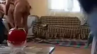 العاهرة الخائنة تأخذ جماعًا شرجيًا سريعًا وقاسيًا