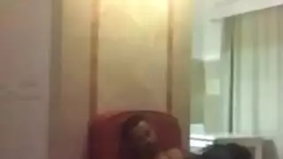مص ونيك: زوجة ساخنة تستخدم فتحتيها بعنف