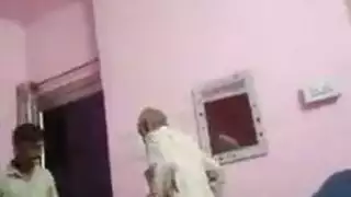 مشهد إباحي: شاب مسيطر ينكح رجل مسن خانع