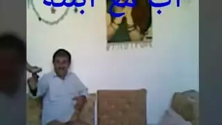 الشاب العربي يسود على المؤخرة الخلفية لزوجته