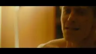 جنس قوي على السرير فتاة نحيلة تأخذه بعمق