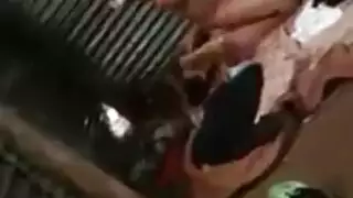 ميكانيكي جنس صارخ: طحن فرجها على منضدة العمل
