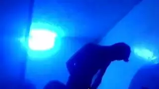 رجل مثقب يضرب لاتينا ممتلئة تحتاج للنقود