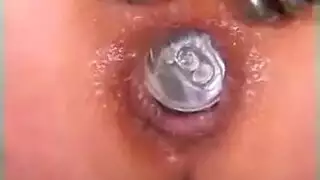 ثقوبها الضيقة تمتلئ في هذا الفيديو الإباحي