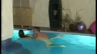 قضيب طويل يضرب أثداء أم كبيرة وفرجها الضيق ومؤخرتها
