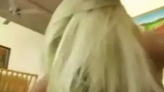 مشهد مص صريح: زوجة تختنق من قضيب عملاق
