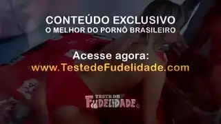 رون جيريمي يضاجع مراهقة بنية الشعر ضيقة في مشهد جنسي صريح