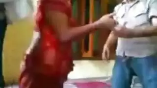 عاهرة عذراء شابة تأخذ عدة قضبان في جميع الفتحات