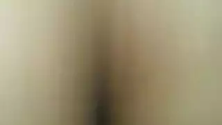 يبوسها ويحضنها وهي تهرب منه