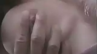 عاهرة ناضجة تُدكّ على السرير