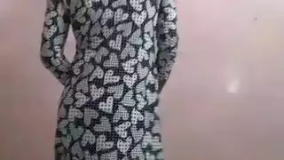 عاهرة كبيرة الصدر تمارس الجنس الجماعي مع عدة رجال