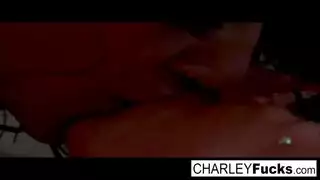 جلسة ثلاثية صريحة في الحمام لنيكي تايلور وتشارلي