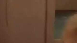 فرج ساخن يمسك قضيبًا سميكًا في مقطع إباحي مجاني