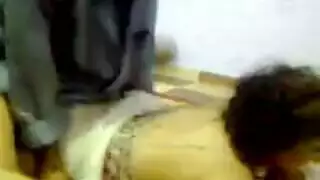 اثنان من الفاتنات الغريبات يتناوبان على قضيب صلب