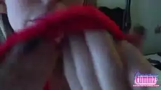 كورتني كومز تستمتع بمص قضيب صلب
