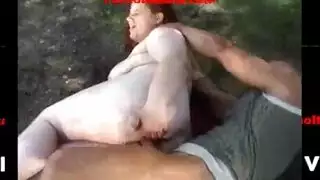 فتاة منحنية تأخذ قضيباً سميكاً