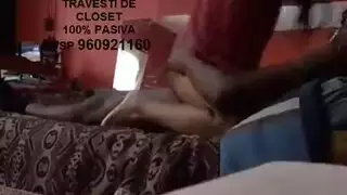 عاهرة تمص قضيبًا مزيفًا سميكًا وتحب النهاية بقذف على الوجه