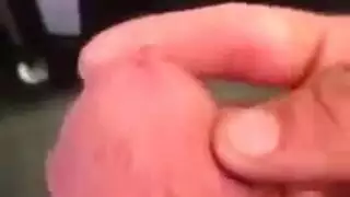 تدفع للوكيل نقداً مقابل خدمة لحس فرجها