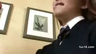 حركة ثنائية الميول صريحة: رجلان قويان يضاجعان شابًا نحيلًا