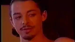 جنس شرجي مزدوج مع فتاة صغيرة الحجم وشابين ذوي قضيب كبير في عيد جنسي واحد