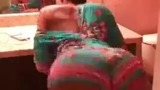عاهرة ترتدي شبكة صيد تأخذ القضيب بعمق في مشهد إباحي قوي